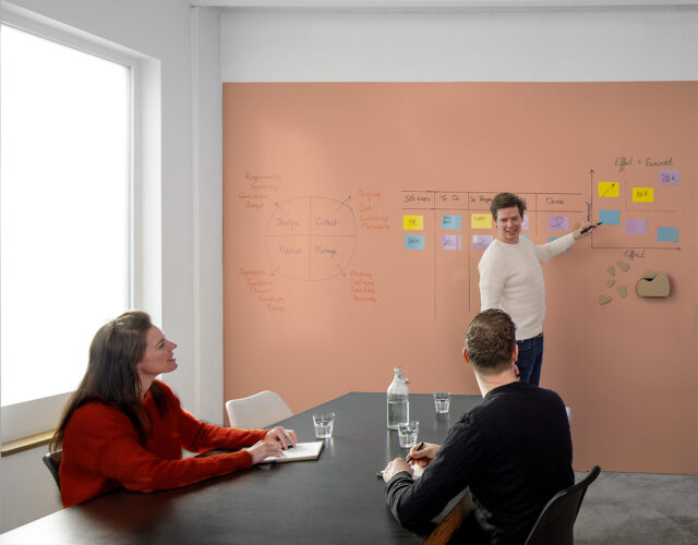 Whiteboardwand op maat in PMS kleur geprint.